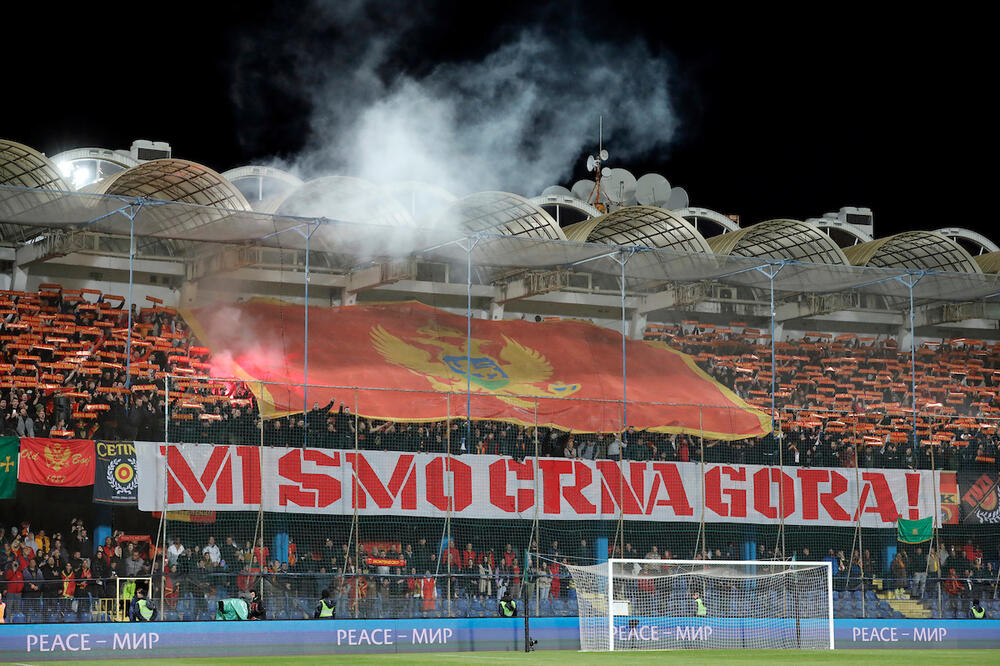 GOLMAN CRNE GORE NOSIO RUKAVICE U BOJAMA SRPSKE ZASTAVE! Domaći navijači uputili brojne uvrede (FOTO)