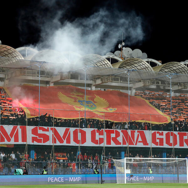 GOLMAN CRNE GORE NOSIO RUKAVICE U BOJAMA SRPSKE ZASTAVE! Domaći navijači uputili brojne uvrede (FOTO)