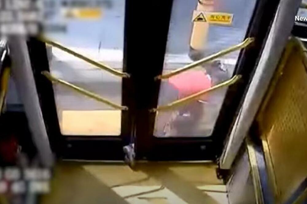 DEVOJČICA (6) ISPALA IZ AUTOBUSA PA JOJ SE ZAGLAVILA NOGA: Ono što je USLEDILO niste mogli ni da ZAMISLITE (VIDEO)