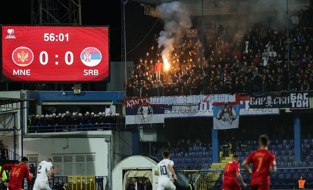Navijači Srbije na utakmici protiv Crne Gore