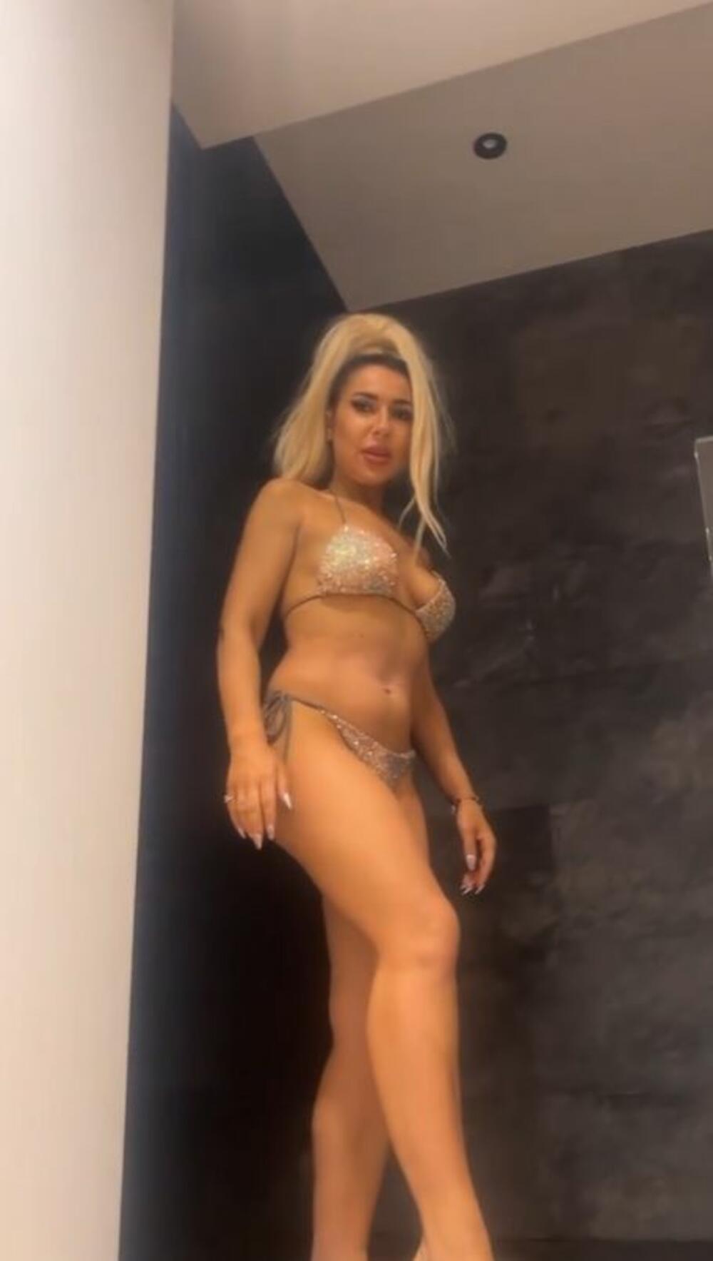 Dok je ulazila u đakuzi, okrenula je svoj ubitačan atribut, a nema sumnje da su mnogi zaustavili video upravo na toj sekundi