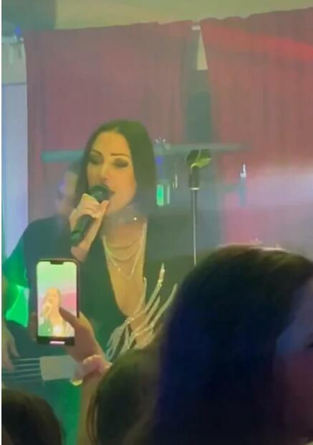 Aleksandra se sada i na nastupima pojavljuje u haljinama koje izazivaju lavinu laskavih komentara.