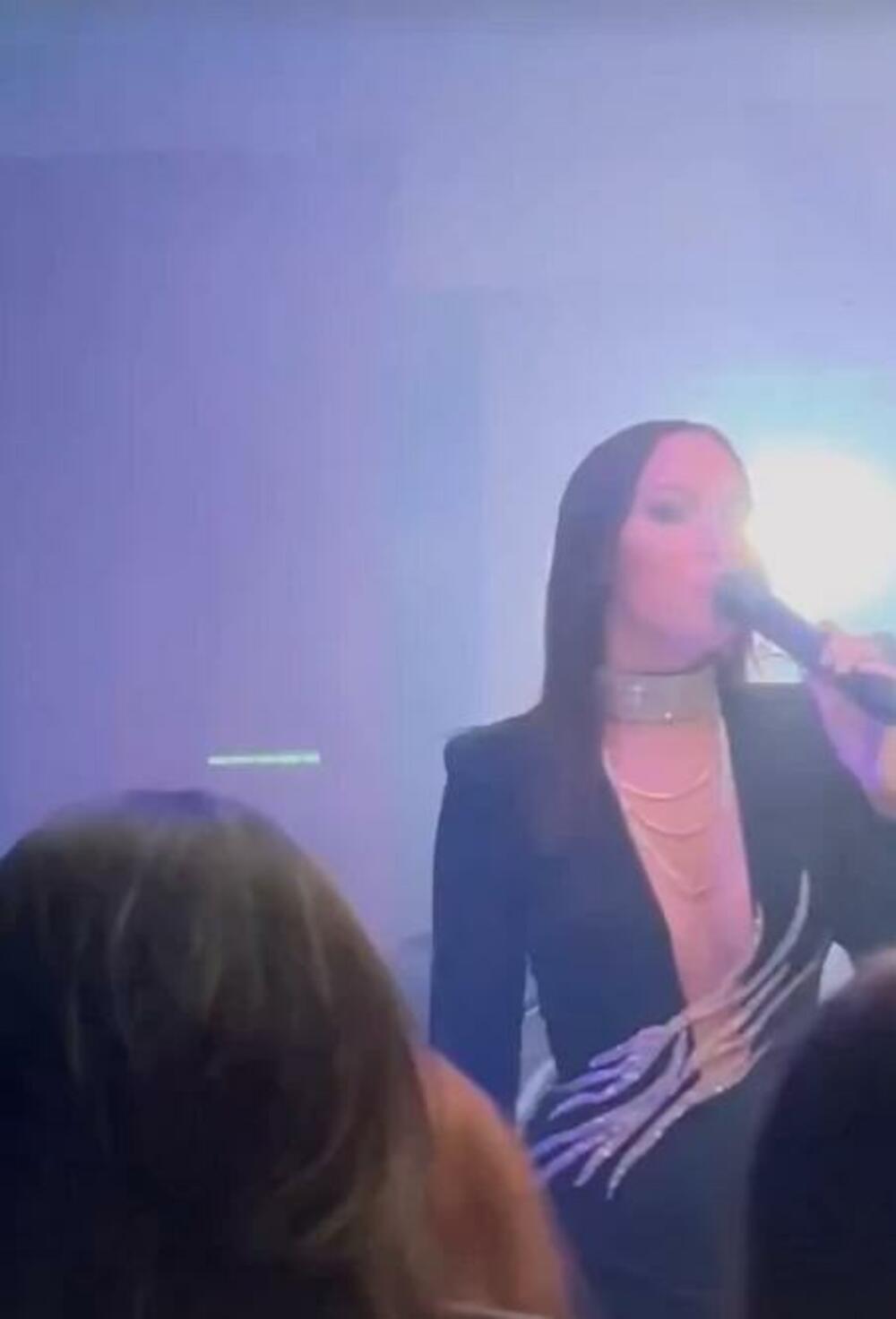  Prijovićeva praktično prošetala dekolte 'do pupka', a reakcije nisu izostale.