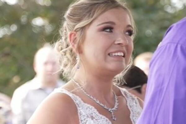 MLADA PRETRNULA OD STRAHA ISPRED OLTARA, U SEKUNDI PREBLEDELA: I vi biste da vam je OVO UŠLO U VENČANICU (VIDEO)