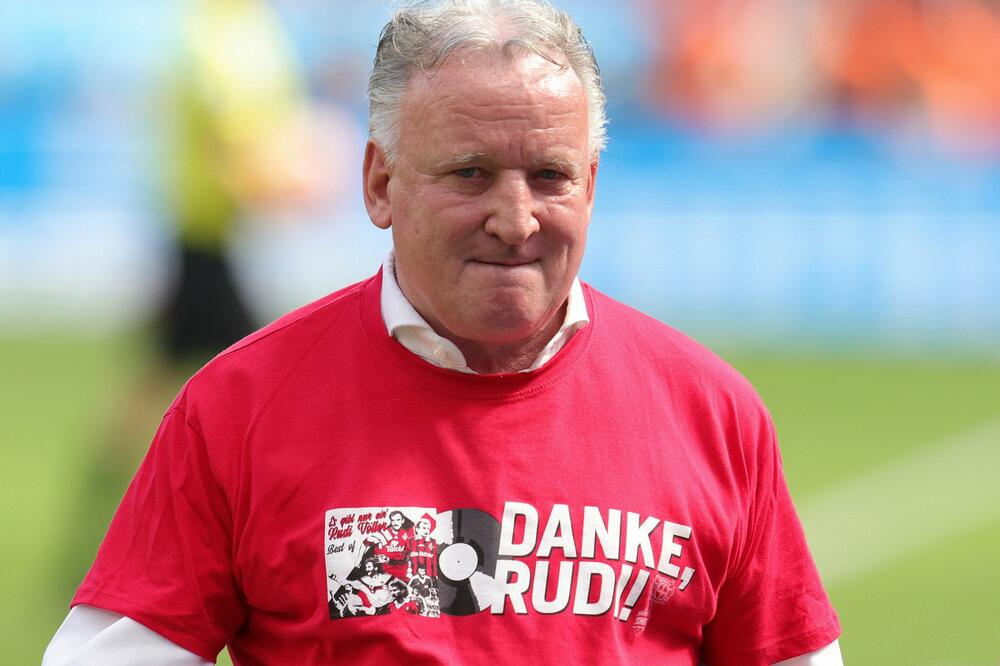 SLUČAJNO SNIMIO GOLU SUPRUGU PA POSLAO VIDEO PRIJATELJIMA: "Sad ceo svet zna kakvu ženu imam!"