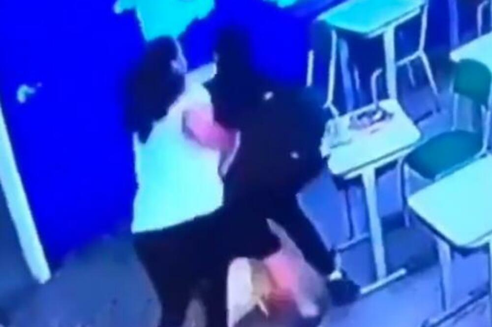 TRINAESTOGODIŠNJI UČENIK UBIO NASTAVNICU PRED CELIM RAZREDOM: Neviđeni HOROR u školi (UZNEMIRUJUĆ VIDEO)