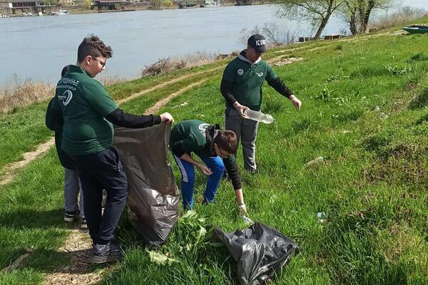 DECA ZA PRIMER: Mladi stonoteniseri iz Mačvanske Mitrovice organizovali akciju čišćenja keja (FOTO)