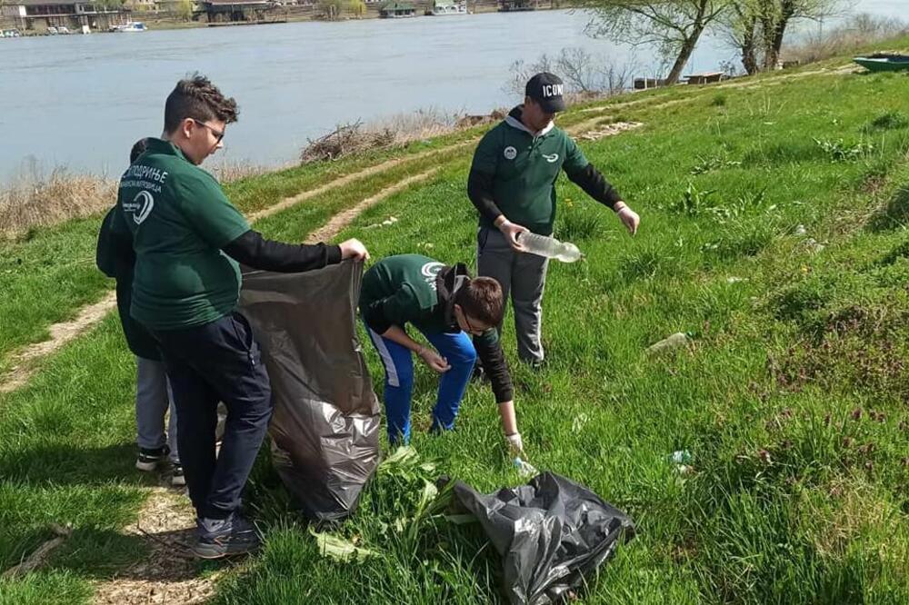 DECA ZA PRIMER: Mladi stonoteniseri iz Mačvanske Mitrovice organizovali akciju čišćenja keja (FOTO)