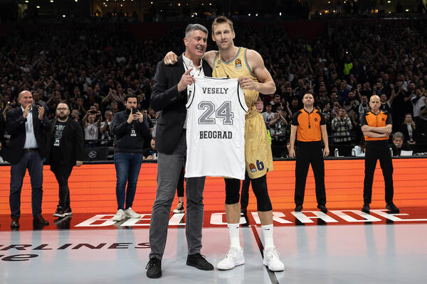 LAJT ŠOU, "JANE VRATI SE" I VREĐANJE KALINIĆA! Grobari napravili vatrenu atmosferu u Areni (VIDEO)