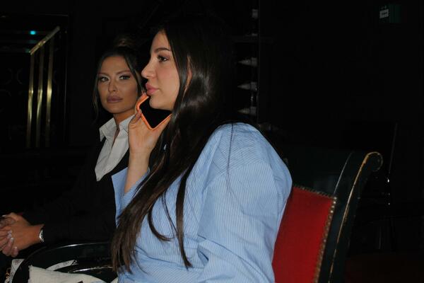 NE BISTE POVEROVALI KOLIKO IMA GODINA OVA ŽENA: Pogledajte kakva lepotica je mama naše glumice, PRAVA DAMA