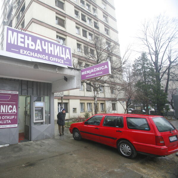 RADNIK MENJAČNICE SE ZBUNIO PA MU UMESTO 402,25 DAO 4.025 EVRA: Policija traga za muškarcem koji je ODNEO TE PARE!