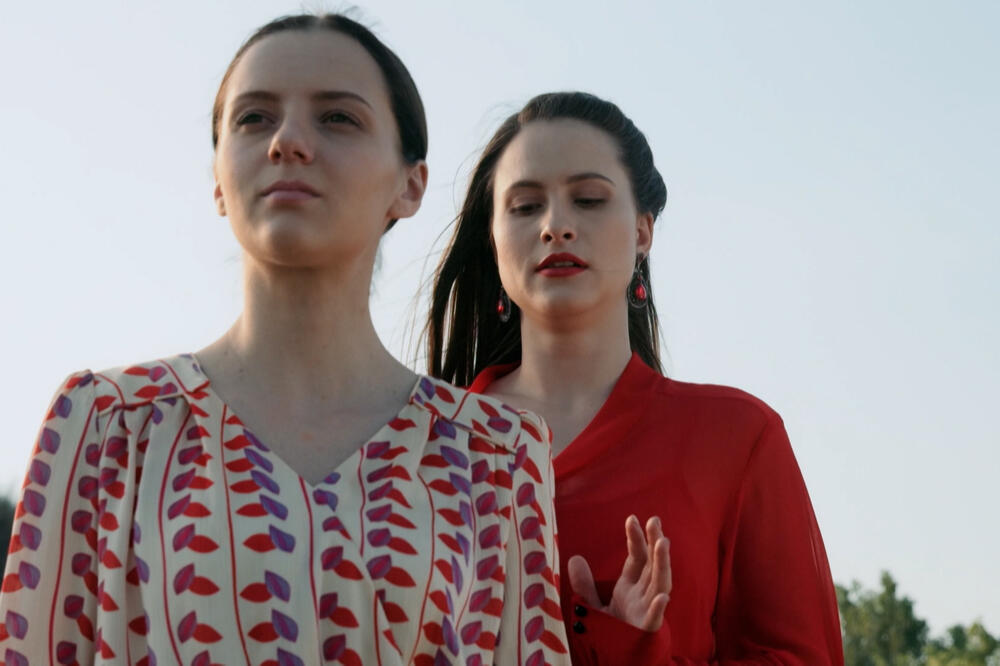 PATOLOŠKI LJUBOMORNA NA SESTRU! Pozvala je da se provozaju, pa pokušala da je baci sa litice!