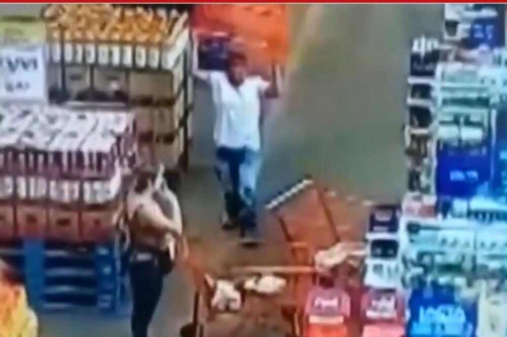 PODIGAO METALNA KOLICA, PA ONESVESTIO ŽENU USRED RADNJE: Ljudi vrište, snimak gledajte na svoju odgovornost!
