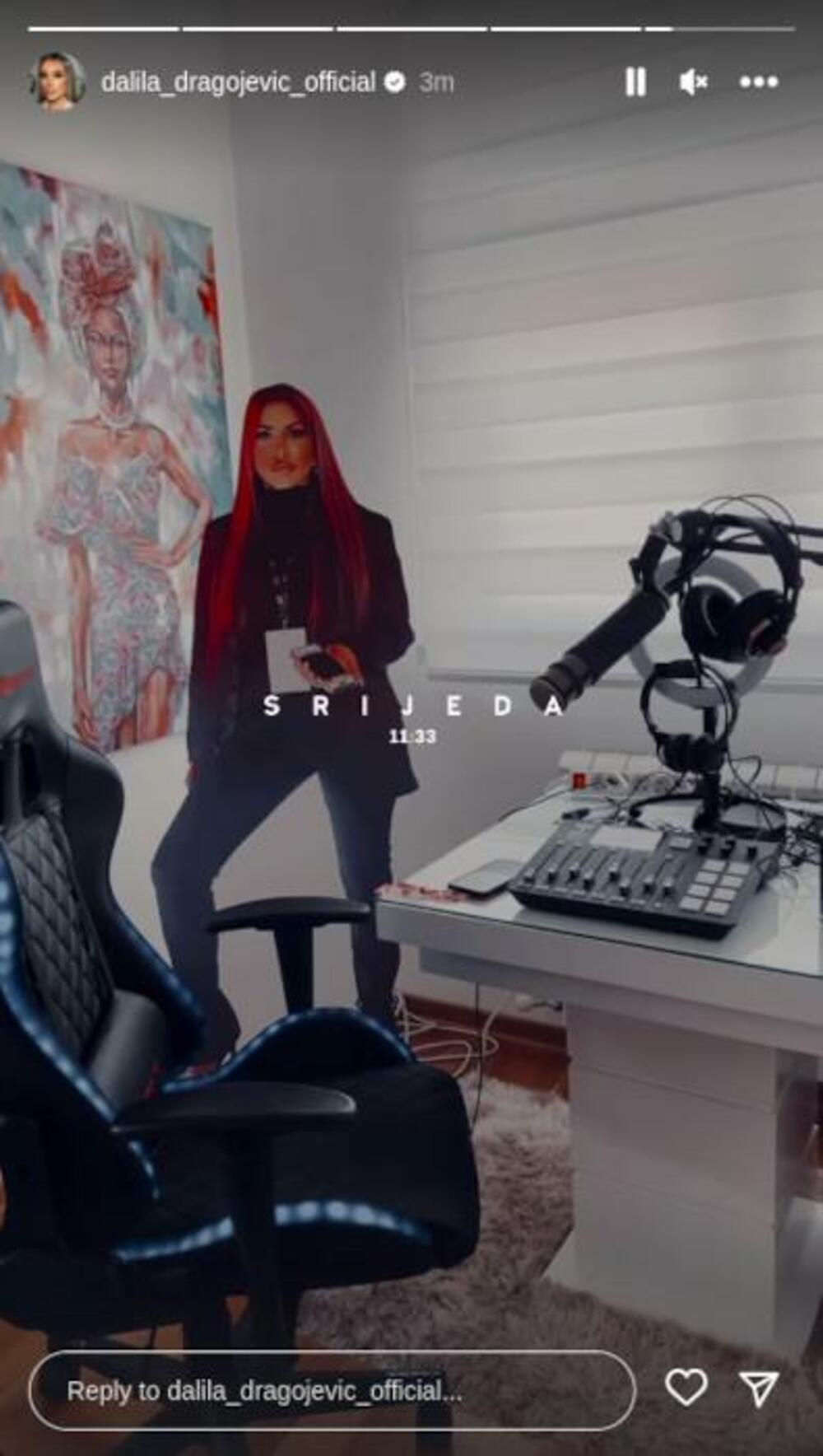 Nakon toga, ona je sa javnošću podelila da se odlučila na hrabar korak kada je njen izgled u pitanju, odnosno, svoju dugu i smeđu kosu je ofarbala u crveno