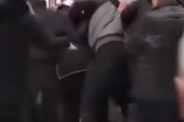 MLADIĆ S KAPULJAČOM RAZGRĆE PENZIONERE, ONI NE ODUSTAJU! Snimljena makljaža u JOŠ JEDNOM GRADU U SRBIJI! (VIDEO)