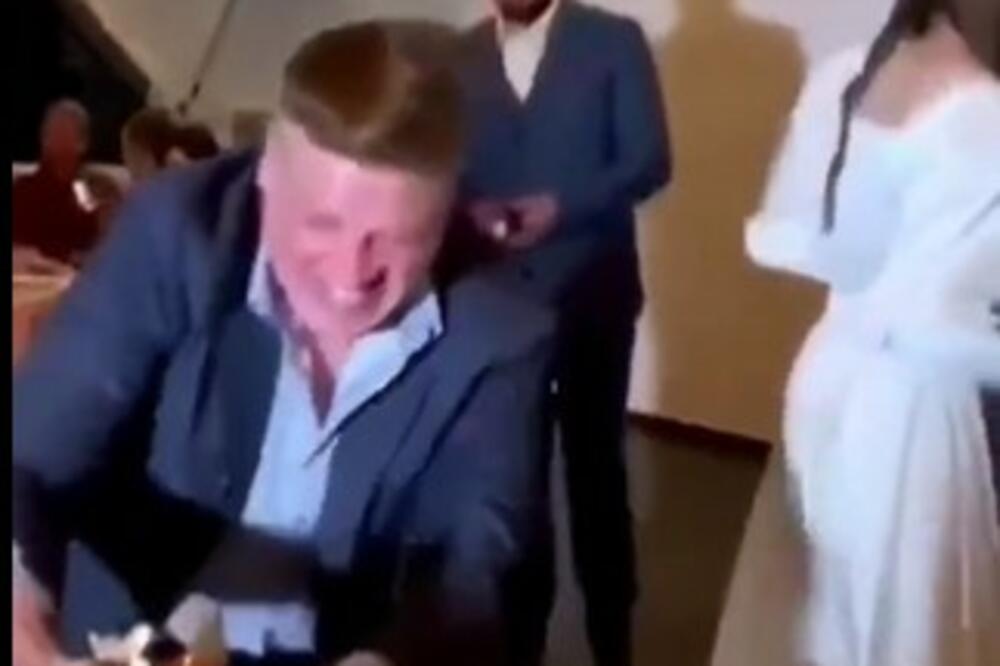 GOST SE NAPIO NA VENČANJU, GAĐAO MLADENCE TORTOM: Mladoženja POLUDEO OD BESA pa dodatno ZABIBERIO SITUACIJU (VIDEO)