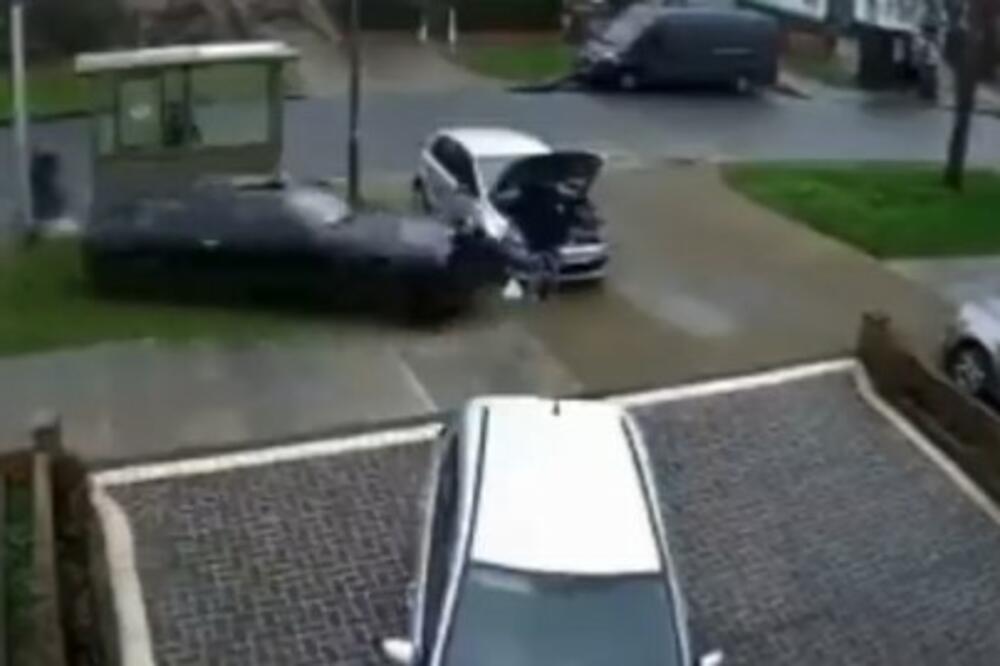 AUTOMOBIL SLETEO SA PUTA I POKOSIO ŽENU ISPRED KUĆE: Kamere snimile sav UŽAS (UZNEMIRUJUĆ VIDEO)