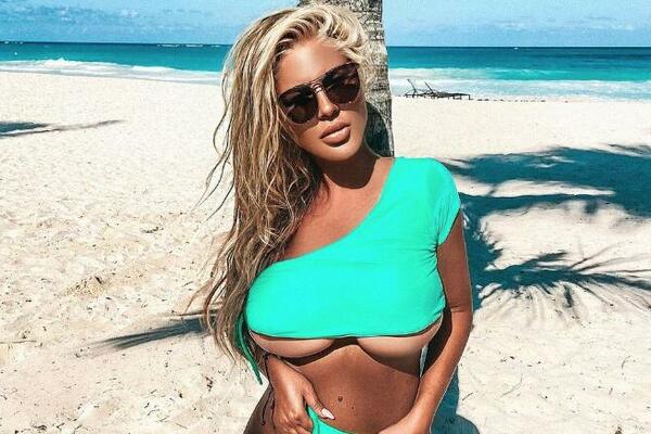 FOLK PEVAČICA SKROZ GOLA: Sva se pripila uz svog partnera, on je pokrio koliko je mogao - NEDOVOLJNO... (FOTO)