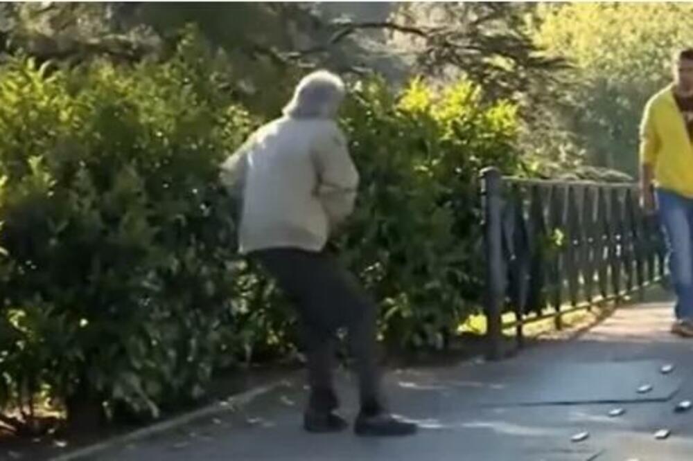 DEDA ISKOČIO IZ ŽBUNA, A ZA NJIM I RASKOPČANA BABA: Prolaznici gledali šta rade pred SVIMA, isplivao SNIMAK