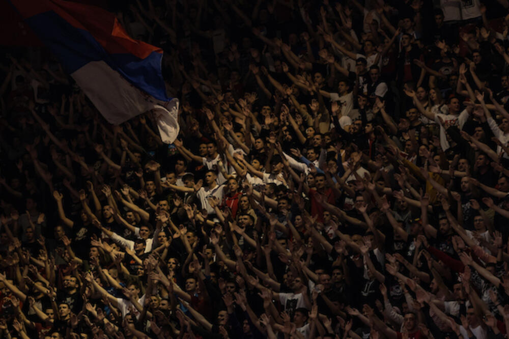 KADA SE POJAVIO, DELIJE SU PALE U TRANS: Navijači Zvezde mu skandirali da se vrati u klub! (FOTO)