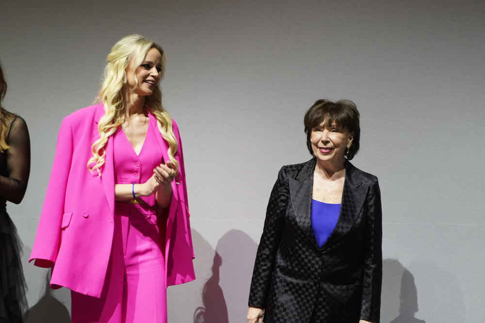 Koleginice su nasmejane