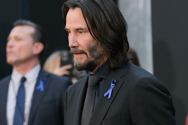 OVO JE DEVOJKA KIJANA RIVSA: Svi su mislili da VOLI PILETINU, a zapravo se LOŽI NA STARIJE TETE (FOTO)