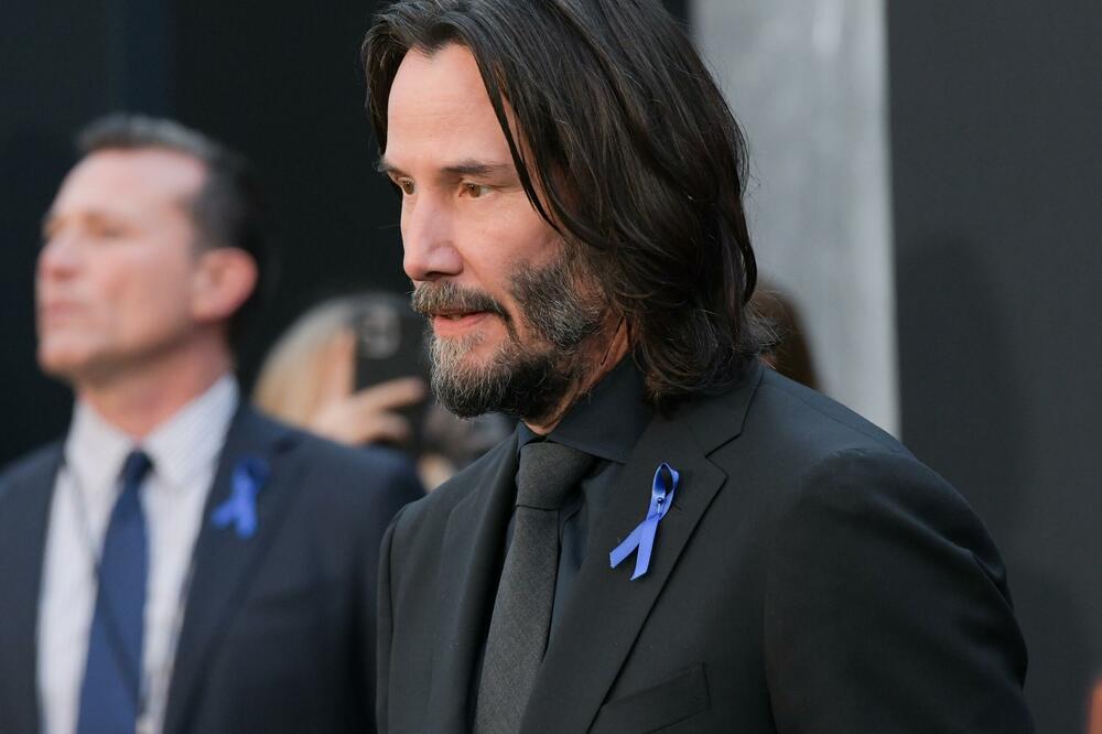 OVO JE DEVOJKA KIJANA RIVSA: Svi su mislili da VOLI PILETINU, a zapravo se LOŽI NA STARIJE TETE (FOTO)