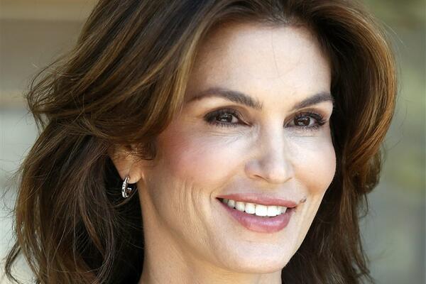 MNOGI SRBI SU JE DOZIVALI U SNOVIMA, A I U ŠESTOJ DECENIJI JE SVI ŽELE: Njena lepota je BOŽANSKA, a tek ovo...