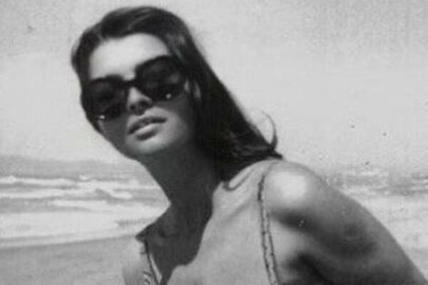 NA OVOM OSTRVU JE ORGIJALA PO CELU NOĆ, A MUŽ JE GOLU NUDIO DRUGIM MUŠKARCIMA: Iscurela ISTINA O POZNATOJ GLUMICI