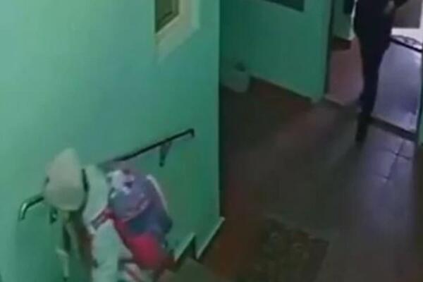 PEDOFIL JE PRATIO OLGINU ĆERKICU DO ULAZA U ZGRADU: Kamere sve snimile, nećete verovati šta sve radi na videu