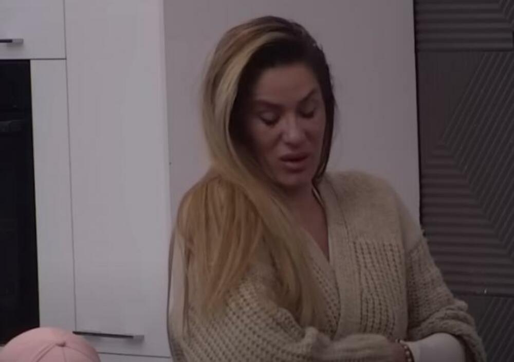 Ana Ćurčić bez jače polovine.