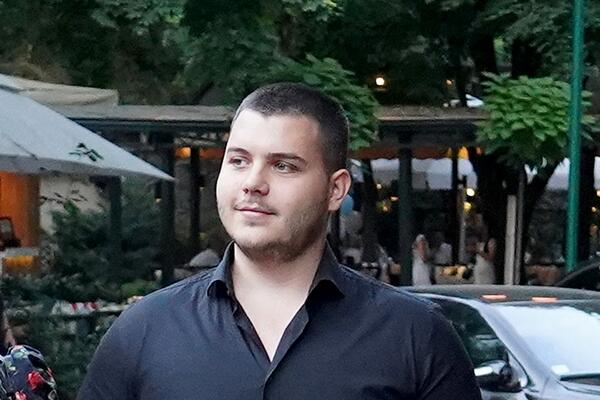 MAJKO MILA, KAKVA STANČINA! ZAVIRITE U DOM MLADOG ŽIVOJINOVIĆA: Brenin sin uživa za SVE PARE