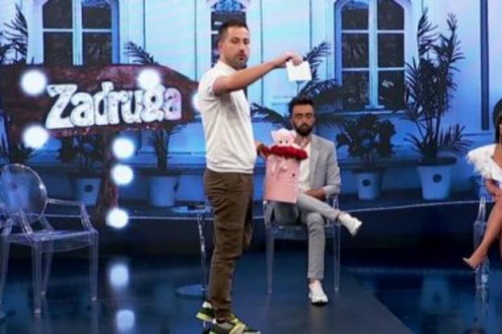 VODITELJA PINKA BLOKIRALA POZNATA PEVAČICA: Slao je i VRUĆE PORUKE, sada PROGOVORIO