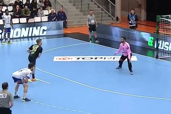 ČUDESNA INTERVENCIJA: Golman Granoljersa napravio potez koji se u rukometu retko viđa! (VIDEO)