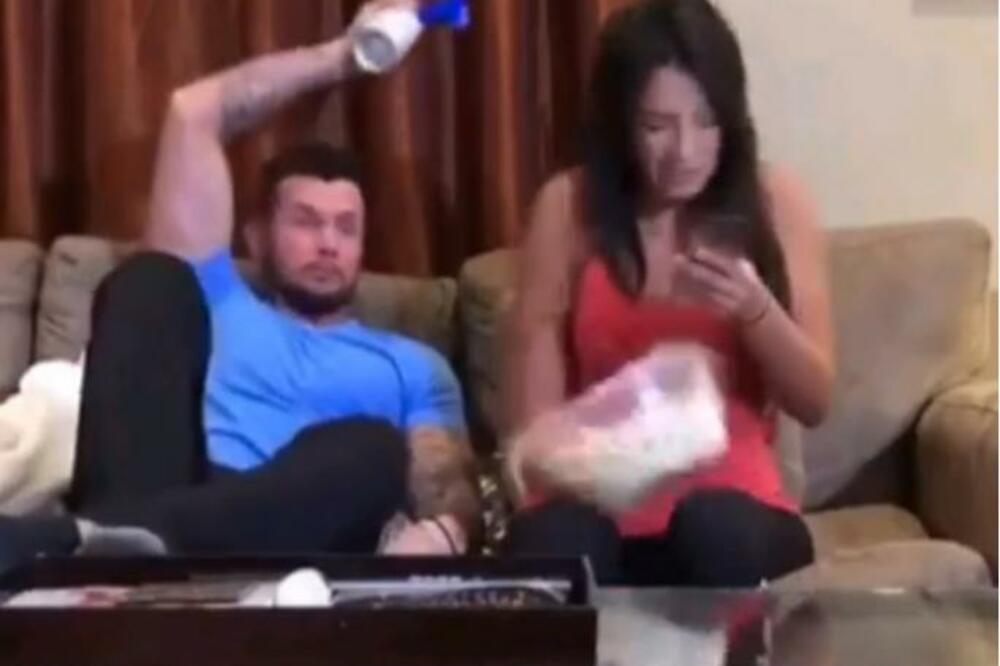 STALNO JE VISILA NA TELEFONU, A TO JE IZLUĐIVALO NJENOG DEČKA: Ono što joj je uradio, pamtiće ceo život (VIDEO)