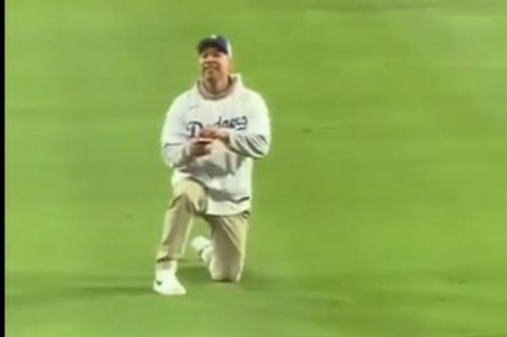 IZAŠAO NA TEREN, KLEKNUO, IZVADIO PRSTEN, A ONDA JE SVE KRENULO PO ZLU: Ovo se desilo PRED PUNIM STADIONOM (VIDEO)