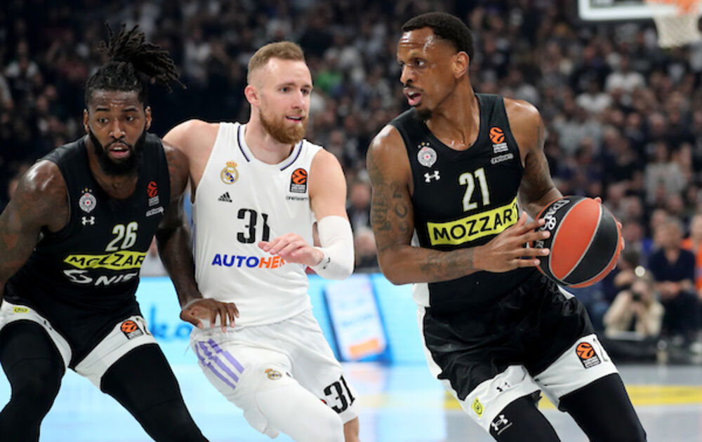 Džejms Naneli i Džanan Musa u duelu na meču u Štark areni