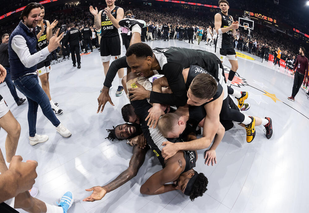 Slavlje igrača Partizana posle pobede nad Realom