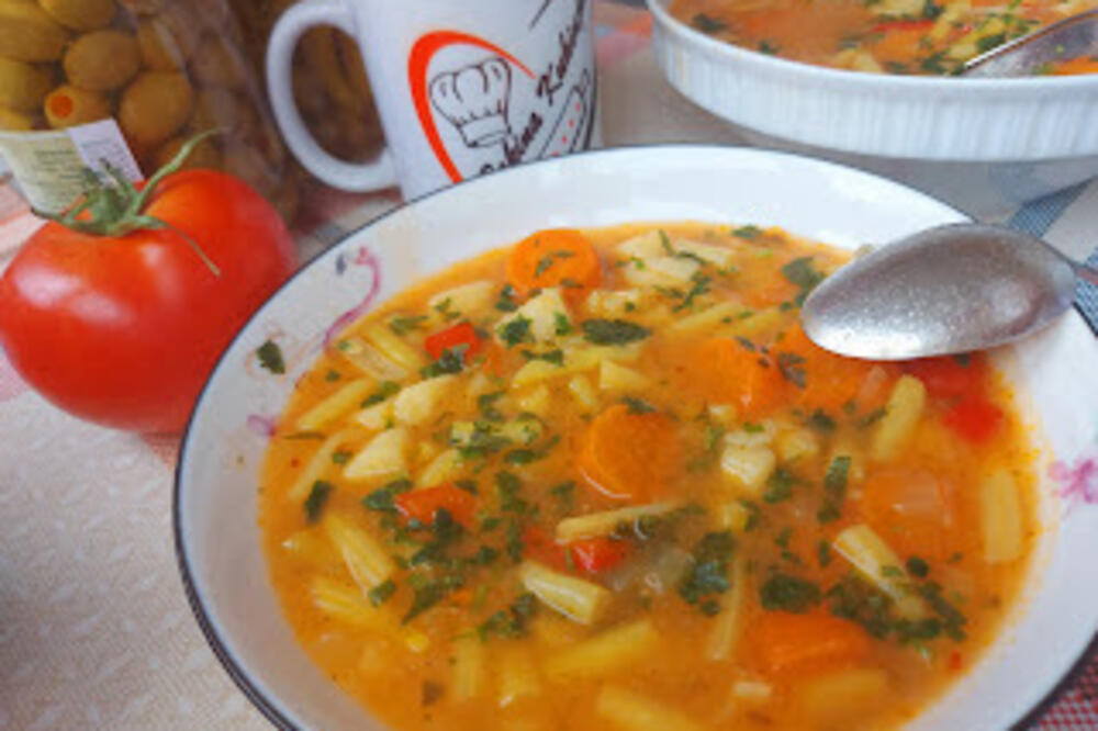 BAKA PODELILA RECEPT ZA ČORBASTU BORANIJU: Bez 1 POVRĆA je više nećete SPREMATI, to joj daje ŠMEK (RECEPT)