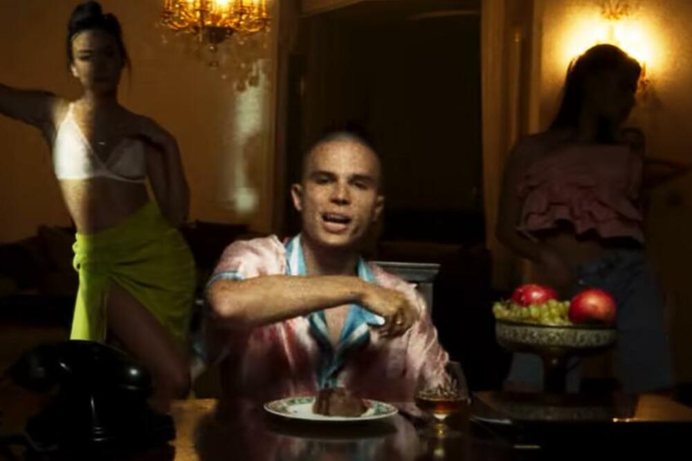 SVI SUMNJAJU DA JE VOJAŽ SMUVAO OVU PEVAČICU! OBJAVIO FOTKU SA NOVOM DEVOJKOM: Jel moguće da je TO ONA?