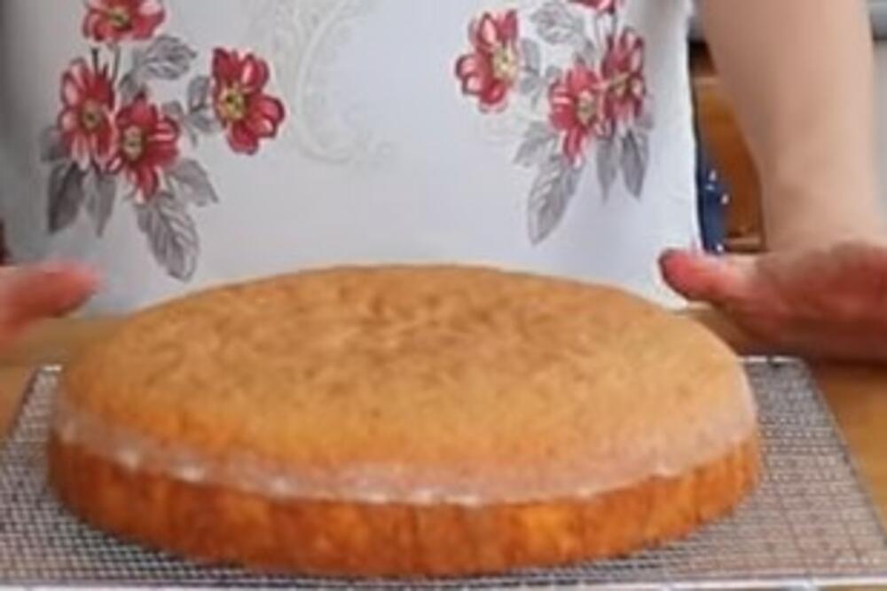 OVAJ KOLAČ SA MALINAMA JE PRAVO LETNJE OSVEŽENJE: Tajna MEKOĆE se krije u PRIPREMI (RECEPT)