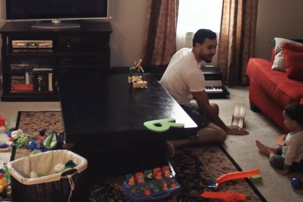 OSTAVILA MUŽA SAMOG SA DETETOM I SAKRILA KAMERU: Nije ni SLUTILA šta će da OTKRIJE, usledio je ŠOK (VIDEO)