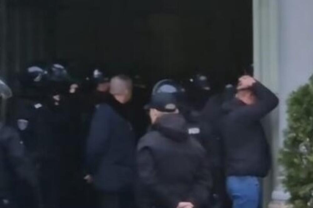 ŽESTOKA TUČA FIRME I GROBARA U CENTRU NOVOG SADA! Usledio i sukob sa policijom (VIDEO)