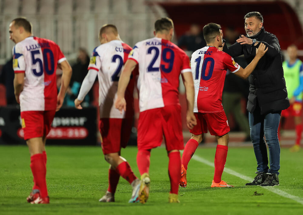 Slabvlje fudbalera Vojvodine sa trenerom Radoslavom Batakom