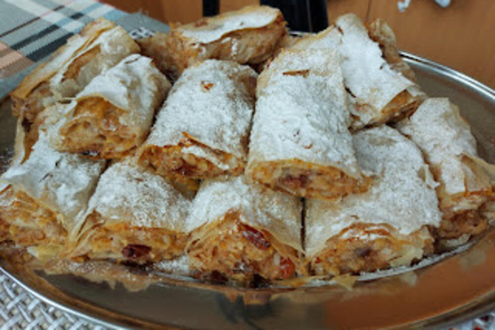 BAKA PITU SA JABUKAMA NIKAKO NE SPREMA BEZ 1 SASTOJKA: Čim to DODATE biće SOČNA, otkrivena je TAJNA RECEPTA