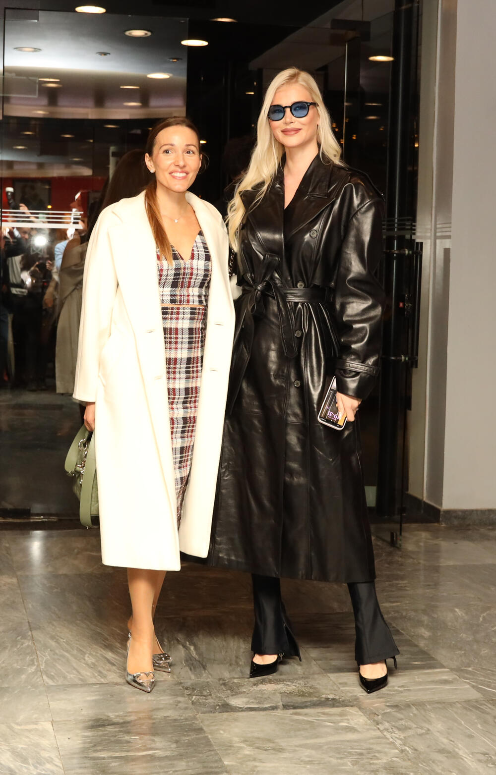 Supruga Novaka Đokovića je za ovu priliku odabrala beli kaput, dugu haljinu, srebrne štikle