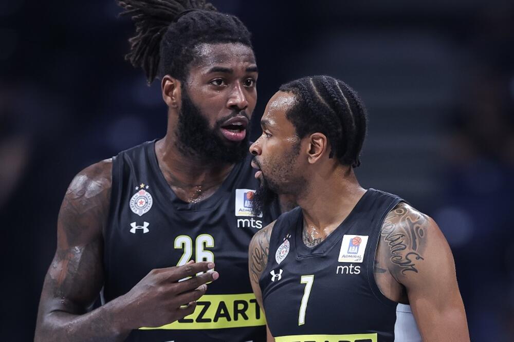 LUDI NOĆNI PROVOD: Panter se popeo na stolicu, a Lesor sa salvetom u ruci PRAVIO lom - GOREO je Beograd! (VIDEO)