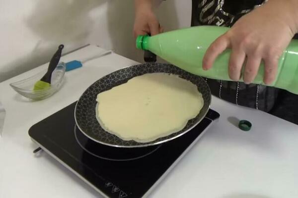 PALAČINKE IZ FLAŠE DO SADA NEMA ŠANSE DA STE PROBALI: Recept je bio MISTERIJA, poludećete kada VIDITE kako se PRAVE