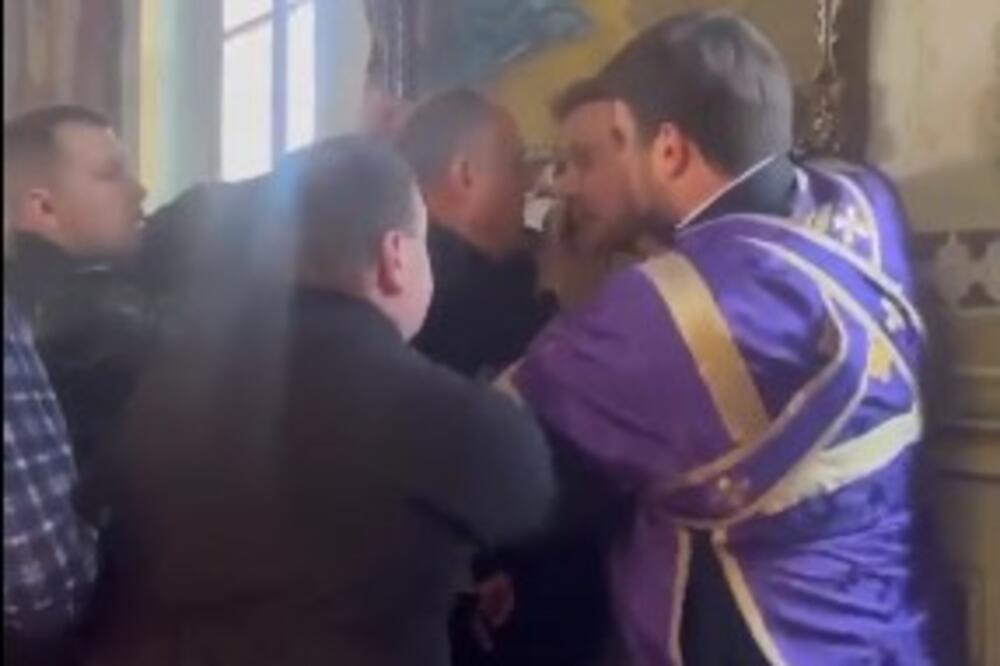SEVALE PESNICE U UKRAJINSKOJ CRKVI: Pop i vojnik se POTUKLI zbog JEDNOG PITANJA, poslanik SVE SNIMAO (VIDEO)