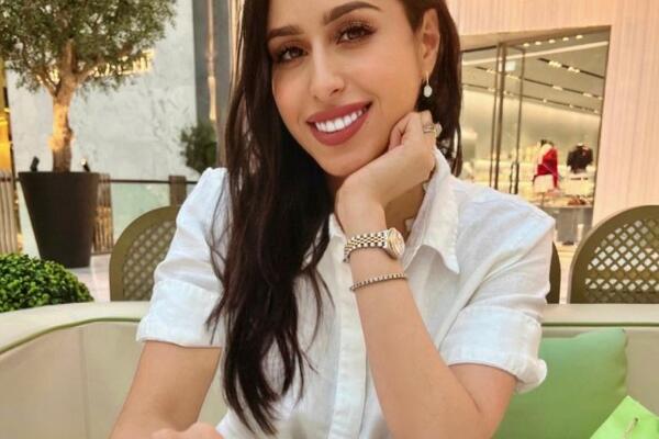 ŽIVI KAO DOMAĆICA U DUBAIJU I KUPA SE U MILIONIMA: Pohalila se KOLIKO troši na ŠMINKU, razljutila sve žive (FOTO)